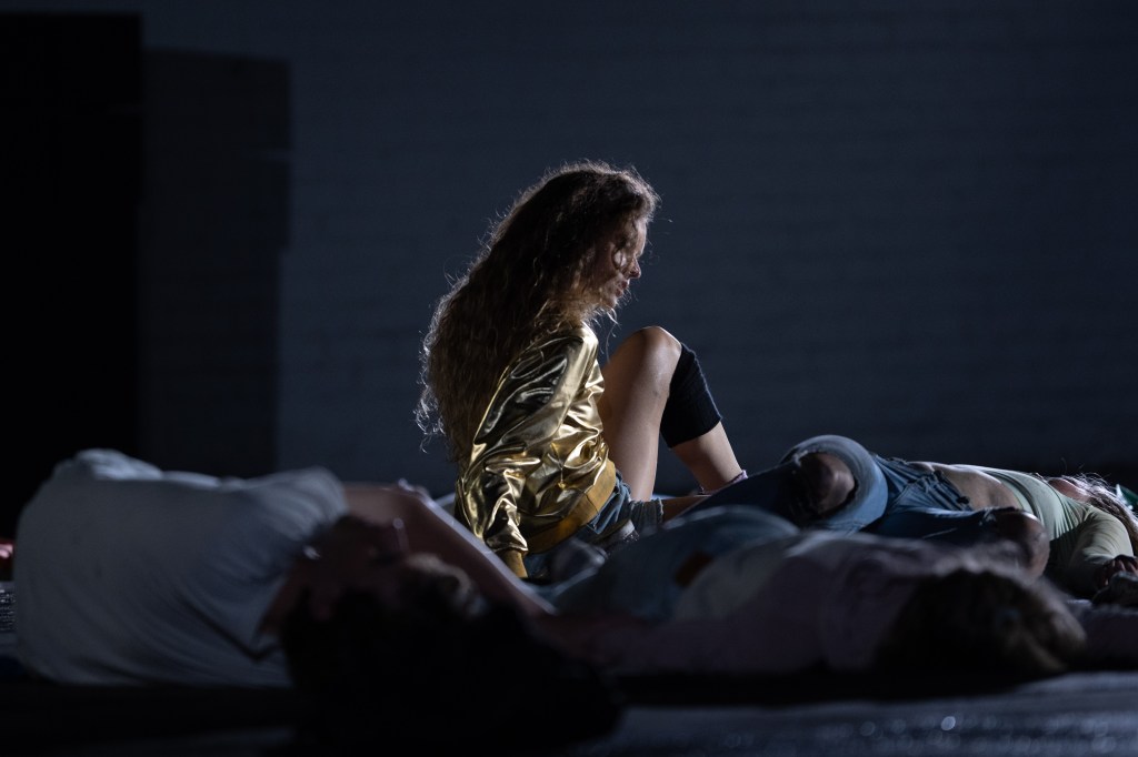 The angelic dancers in gold sitting up. 